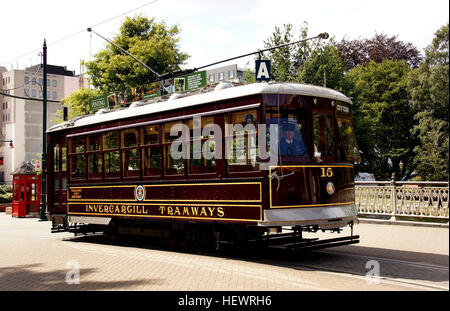 Ein Stück Geschichte von Invercargill ist rund um die Gartenstadt, helfen, ein Gefühl der Normalität zurück nach Christchurch zurollt.  Invercargill Straßenbahnen Straßenbahn Birney Nummer 15 wurde von Christchurch-basierte Heritage Trust Straßenbahnen aus einer Waimatuku-Eigenschaft im Jahr 2010 gerettet. Sie haben die offensichtlich im Zusammenhang mit Erdbeben, die Straßenbahn wiederherstellen zu können Herausforderungen.  Ein Stück von Invercargill Erbe aus ein Leben gerettet, als ein Sleepout zu seinem früheren Glanz restauriert wurde.  Invercargill Tramway Birney Nummer 15' Straßenbahn Birney Nummer 15 wurde von Christchurch-basierte Heritage Trust Straßenbahnen aus einem Waimatuku pro gerettet. Stockfoto