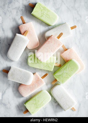 Eis auf Marmorplatte Stockfoto