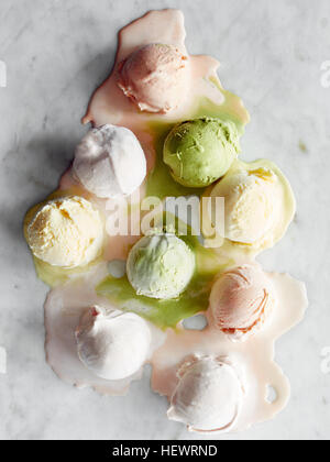 Kugeln Eis schmelzen auf Marmorplatte Stockfoto