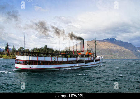 Dieses Foto vom Oktober 2012 markiert den 100. Jahrestag von Queenstown, Neuseeland, und zeigt seine reiche Geschichte und seine Bedeutung als wichtiges Reiseziel für Touristen, einschließlich seines berühmten Dampfschiffes. Stockfoto