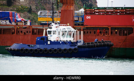 Ersetzen der 25 Jahre alte Godley, entworfen von Robert Allan von Vancouver, von Titan Marine Engineering in Auckland gebaut und benannt nach der Rugby-Spieler Todd Blackadder, 23,8 Meter, $ 7 Millionen, Blackadder war der mächtigste Hafen Schlepper in Neuseeland als sie in Lyttelton im September 2002 ankam von zwei Caterpillar-Dieselmotoren angetrieben, wird sie von Rolls-Royce Azimuthing Heckstrahlruder angetrieben. Von zwei Piloten betrieben werden, hat der Schlepper eine kleine Speisekammer und Durcheinander Fläche im Steuerhaus mit zwei Kabinen und eine geräumige Lounge unter dem Hauptdeck. Stockfoto