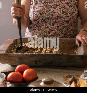 Beschnitten, Blick auf Frau hacken Essen in Schneidbrett aus Holz, Ural, Russland Stockfoto