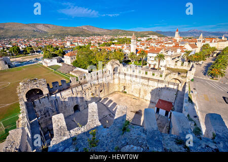 Stadt Trogir Dächer und Sehenswürdigkeiten Panoramablick, Dalmatien, Kroatien Stockfoto