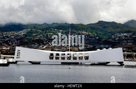 Das USS Arizona Memorial, befindet sich in Pearl Harbor in Honolulu, Hawaiʻi, Markierungen die Ruhestätte von 1.102 von 1.177 Matrosen und Marinesoldaten auf der USS Arizona während des Angriffs auf Pearl Harbor am 7. Dezember 1941 von japanischen imperialen Truppen getötet und erinnert an die Ereignisse dieses Tages. Der Angriff auf Pearl Harbor und der Insel Oʻahu war die Aktion, die direkte Beteiligung der Vereinigten Staaten im zweiten Weltkrieg geführt.  Das Denkmal, errichtet im Jahre 1962 wird jährlich von mehr als 1 Million Menschen besucht. Nur per Boot erreichbar, es überspannt den versunkenen Rumpf des Schlachtschiffes ohne es zu berühren. Histo Stockfoto