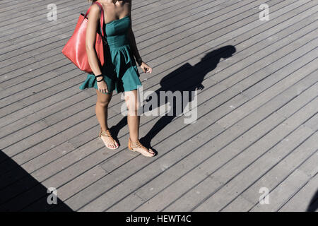 Ansicht der Trägerin Sommerkleid tragen Handtasche abgeschnitten Stockfoto