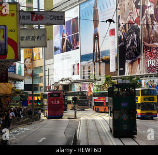 Diese malerische Straßenbahnfahrt durch Hongkong bietet eine einzigartige Perspektive auf die Stadt. Vom Western District bis zur Causeway Bay können Passagiere den Blick auf Hongkongs farbenfrohe Viertel, berühmte Gebäude und geschäftige Straßen genießen. Die Straßenbahn ist ein wichtiger Bestandteil des öffentlichen Nahverkehrs der Stadt und fährt täglich von früh morgens bis Mitternacht. Stockfoto