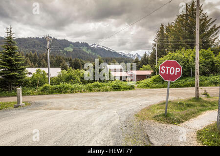Stop-Schild am Straßenrand, Ort, Kachemak Bay, Alaska, USA Stockfoto