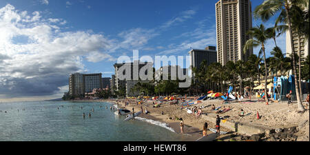 Waikiki ist berühmt für seine Strände und jedes Zimmer ist nur zwei oder drei Blocks vom Meer entfernt. Die ruhigen Gewässern des Waikiki eignen sich mit Leahi (Diamond Head) als Kulisse für einen Surfkurs. Legendäre Hawaiian Waterman Duke Kahanamoku wuchs in der Tat, Surfen die Wellen von Waikiki. Dieser Olympiasiegerin im Schwimmen tatsächlich Besucher beigebracht, Surfen an der Wende des Jahrhunderts und wurde später als "Vater des modernen Surfens" bekannt. Heute, den Waikiki Beach Boys verewigen Herzogss Vermächtnis von Besuchern das Surfen beizubringen und Kanu und die Duke Kahanamoku Statue geworden ein i Stockfoto