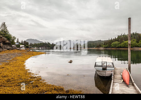 Boot durch Holzsteg, Stillpoint Lodge, Halibut Cove, Kachemak Bay, Alaska, USA Stockfoto