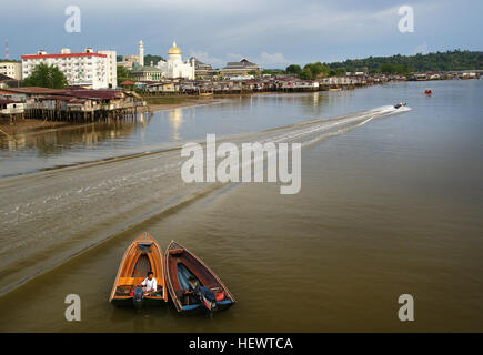 Wassertaxis verkehren Flusses Brunei, Bandar Seri Begawan Waterfront mit dem Sultanat renommiertesten Wasserdorf, Verknüpfung Kampung Ayer. Bereit sein, ein bisschen über den Fahrpreis zu feilschen. Schnellboote verbinden Bandar Seri Begawan mit Bangar, die wichtigste Stadt im Temburong Bezirk. Stockfoto