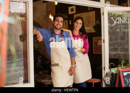 Restaurantbesitzer stehen am Eingang des Cafés, Palma De Mallorca, Spanien Stockfoto