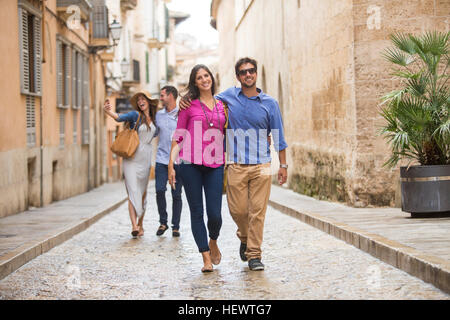 Paare gehen auf der Straße, Palma De Mallorca, Spanien Stockfoto