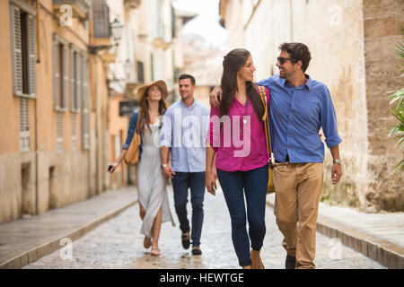 Paare gehen auf der Straße, Palma De Mallorca, Spanien Stockfoto