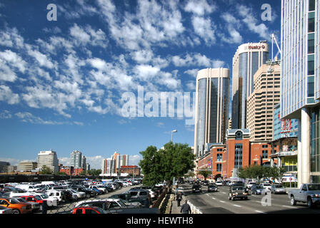 Western Canadian Place ist ein Büroturm Komplex in Calgary, Alberta. Es besteht aus zwei Gebäuden, größer Nordturm und kürzere South Tower.  Es wurde von dem Architekturbüro Cohos Evamy (gleiche Firma, Banker Halle - Ost und Banker Hall - West in Calgary entwarf) im modernistischen Stil entworfen. [2] der Bürokomplex wird wurde im Jahr 2004 für $230,675,000 von BcIMC gekauft und dafür von GWL Realty Advisors, eines der Unternehmen, die am Aufbau der Struktur beteiligt.  Es ist der Sitz der Husky Energy und Apache Corp. kanadische Tochtergesellschaft Apache Kanada. Stockfoto