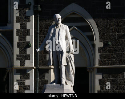 Rolleston trat zunächst der Canterbury Provincial Council, wenn er auf dem Canterbury Executive Council am 4. Dezember 1863 ernannt wurde. Seiner Amtszeit auf den Exekutivrat beendete am 16. Juni 1865. Am 23. Januar 1864 er wurde als Provinz Ratsmitglied der Heathcote Wählerschaft gewählt und blieb ein Ratsmitglied bis 23. Juni 1865. Am Vortag wurde er ohne Gegenkandidaten als 4. (und letzten) Polizeichef der Provinz Canterbury. Er behielt dieses Amt bis zur Abschaffung der Provinzen am 31. Oktober 1876 Stockfoto