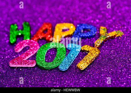 Nahaufnahme von einige glitzernden Buchstaben in verschiedenen Farben bilden den Text gerne 2017 auf einem violetten glitzernden Hintergrund Stockfoto