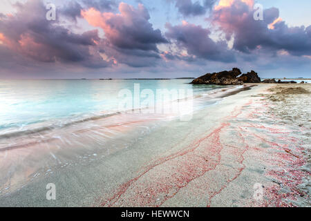 Ein Strand mit rosa Sand am Elafonissi Lagune Stockfoto