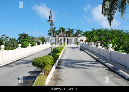 Hauptantrieb Eingang Dreams Punta Cana in der Domiinican Republik. Das Resort ist eine von mehreren Eigenschaften in der AMResorts-Auflistung. Stockfoto