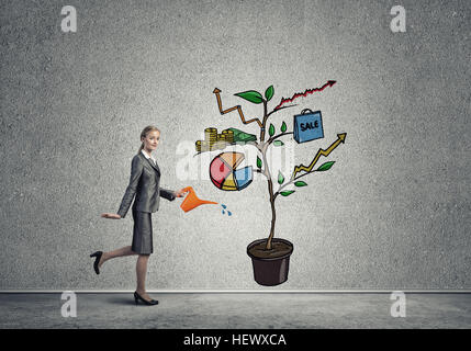 Junge Geschäftsfrau in leeren Raum Gießen gezeichnete Wachstumskonzept mit can Stockfoto