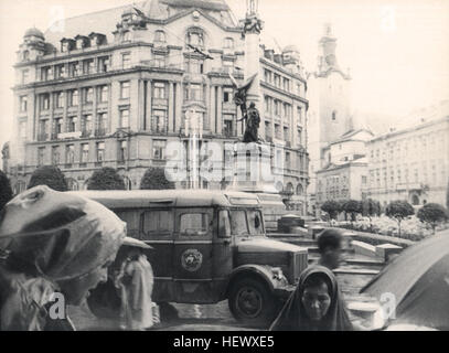 Retro-Fotografie.  Ein Denkmal für Adam Mickiewicz in Lemberg, UdSSR 1960-1970 Stockfoto