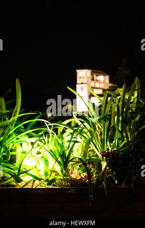 Alhambra Generalife Palast und seine Gärten, die nachts beleuchtet Stockfoto