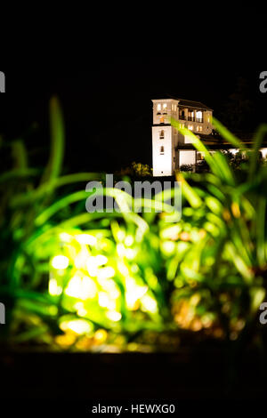 Alhambra Generalife Palast und seine Gärten, die nachts beleuchtet Stockfoto