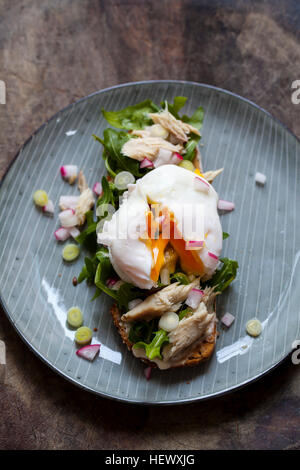 Open-Sandwich mit Salat, geräucherter Makrele und pochiertem Ei Stockfoto