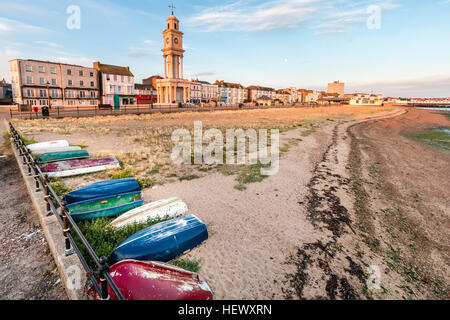 England, Herne Bay. Uhrturm auf Resort Promenade am Meer, Strand, Ruderboote Strände und die Stadt. Dawn, goldene Stunde. Stockfoto