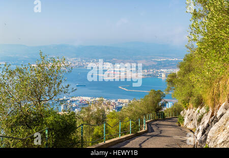 Straße auf den Felsen von Gibraltar Stockfoto