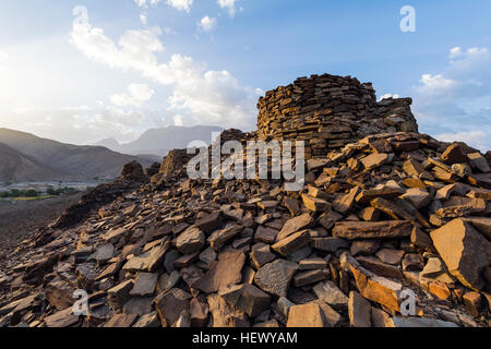 Alte handgemachte Stein Grabhügel und Gräber auf einem einsamen Bergrücken. Stockfoto