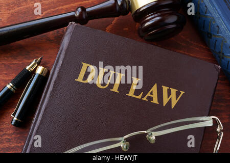 DUI Gesetz Titel auf ein Buch und Hammer. Stockfoto