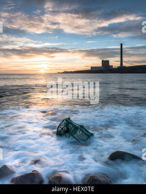 A Hummer Gatter am Ufer in Peterhead macht Staion, NE Schottland angespült Stockfoto