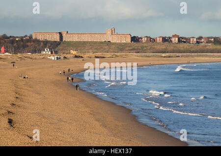 Menschen zu Fuß entlang der langen Sand oder Sandhaven beach South Tyneside, South Shields, England, UK Stockfoto