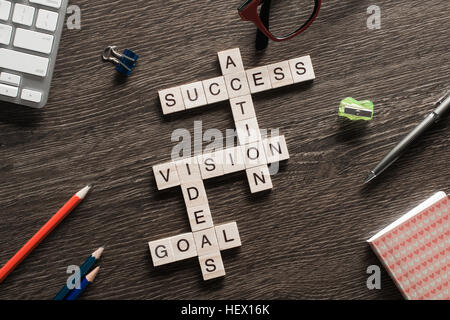 Erfolg erzielen Unternehmen Keywords gesammelt von hölzernen Würfel im Kreuzworträtsel Stockfoto