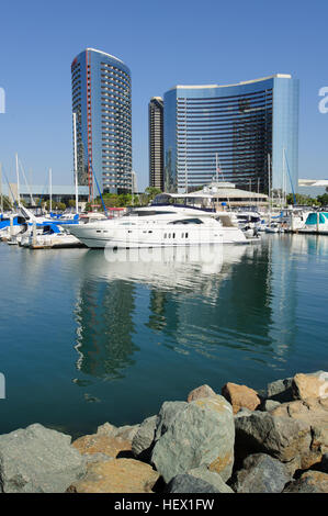 Moderne Yachten in der Marina und hoch aufragenden Glasgebäuden. Stockfoto