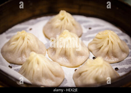 Traditionelle Suppe Knödel Xiao Long Bao ist ein beliebtes Schanghai chinesische Dim-Sum in Bambus Dampfer gedämpft. Stockfoto