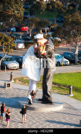 5. Juni 2014.  San Diego, Kalifornien.  Die bedingungslose Kapitulation Statue erstellt von J. Seward Johnson in San Diego Kalifornien. Stockfoto