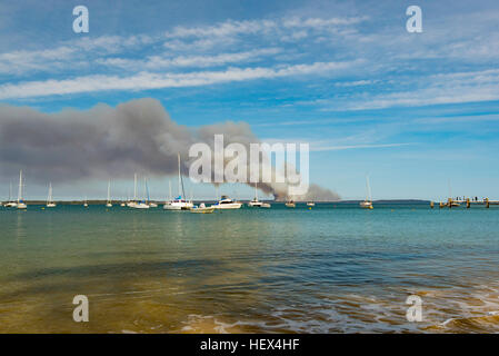 Beecroft Peninsula, NSW, Australien, 6. Oktober 2016: Von der Callala Bay aus betrachtet, brennt ein Buschfeuer im Buschland auf der Beecroft Peninsula an der Südküste von NSW Stockfoto