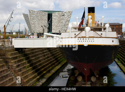 S S nomadischen, zart auf die Titanic in Hamilton Dock, Belfast Heimat der Titanic mit der Titanic Gebäude im Hintergrund liegen Stockfoto