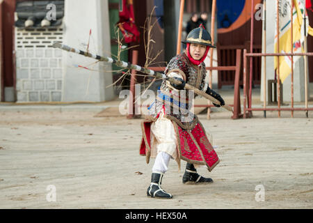 Suwon, Südkorea - 23. Dezember 2016: koreanische Soldaten mit traditionellen Joseon-Dynastie während Show Martial Arts in Hwaseong Haenggung Quadrat. Stockfoto