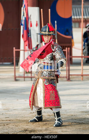 Suwon, Südkorea - 23. Dezember 2016: koreanische Soldaten mit traditionellen Joseon-Dynastie während Show Martial Arts in Hwaseong Haenggung Quadrat. Stockfoto