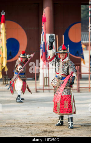 Suwon, Südkorea - 23. Dezember 2016: koreanische Soldaten mit traditionellen Joseon-Dynastie während Show Martial Arts in Hwaseong Haenggung Quadrat. Stockfoto