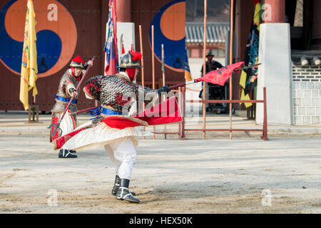 Suwon, Südkorea - 23. Dezember 2016: koreanische Soldaten mit traditionellen Joseon-Dynastie während Show Martial Arts in Hwaseong Haenggung Quadrat. Stockfoto