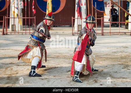 Suwon, Südkorea - 23. Dezember 2016: koreanische Soldaten mit traditionellen Joseon-Dynastie während Show Martial Arts in Hwaseong Haenggung Quadrat. Stockfoto