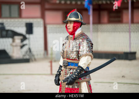 Suwon, Südkorea - 23. Dezember 2016: koreanische Soldaten mit traditionellen Joseon-Dynastie während Show Martial Arts in Hwaseong Haenggung Quadrat. Stockfoto