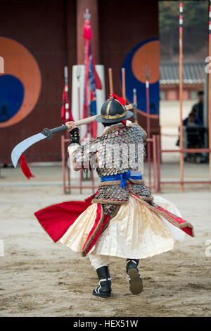 Suwon, Südkorea - 23. Dezember 2016: koreanische Soldaten mit traditionellen Joseon-Dynastie während Show Martial Arts in Hwaseong Haenggung Quadrat. Stockfoto