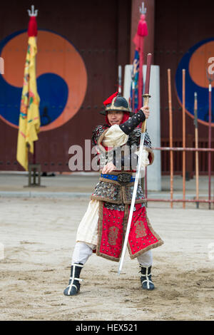 Suwon, Südkorea - 23. Dezember 2016: koreanische Soldaten mit traditionellen Joseon-Dynastie während Show Martial Arts in Hwaseong Haenggung Quadrat. Stockfoto