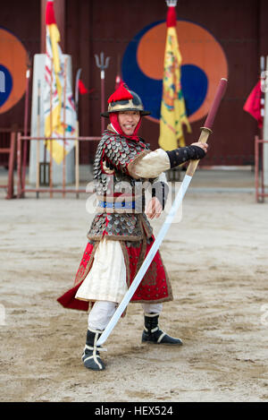Suwon, Südkorea - 23. Dezember 2016: koreanische Soldaten mit traditionellen Joseon-Dynastie während Show Martial Arts in Hwaseong Haenggung Quadrat. Stockfoto