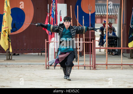 Suwon, Südkorea - 23. Dezember 2016: koreanische Soldaten mit traditionellen Joseon-Dynastie während Show Martial Arts in Hwaseong Haenggung Quadrat. Stockfoto