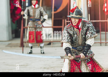 Suwon, Südkorea - 23. Dezember 2016: koreanische Soldaten mit traditionellen Joseon-Dynastie während Show Martial Arts in Hwaseong Haenggung Quadrat. Stockfoto